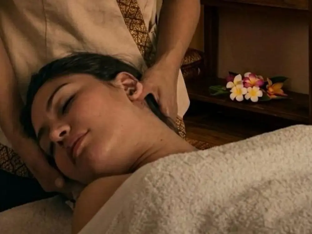 Massatge de coll i espatlles a una clienta completament relaxada
